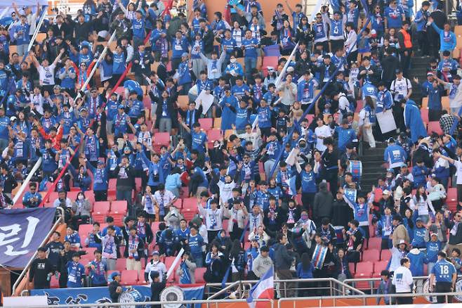 수원 삼성 팬들. 연합뉴스