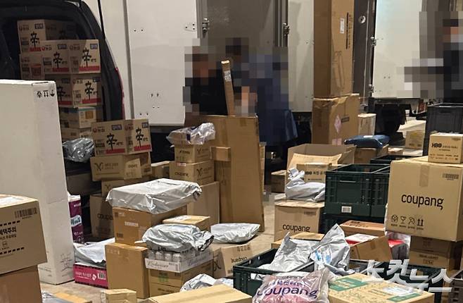 쿠팡 물류터미널 모습. 기사들이 소분작업을 하고 있다. 고상현 기자