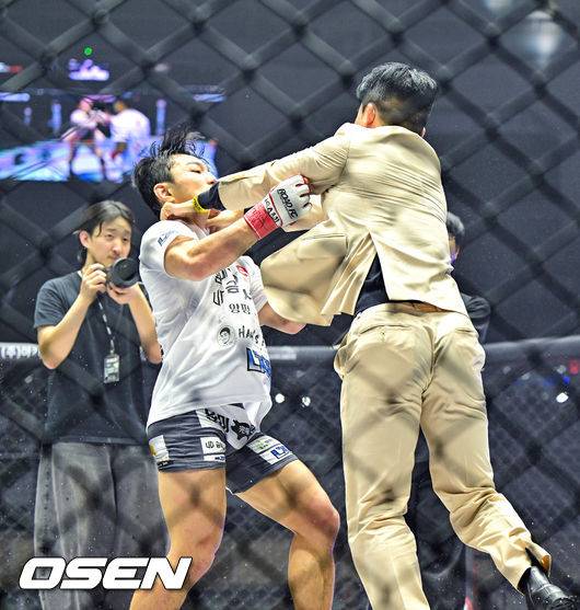 [OSEN=장충체, 박준형 기자] 7일 오후 서울 장충체육관에서 ‘굽네 로드FC 075’가 진행됐다. 플라이급 매치 승리한 조준건이 챔피언 이정현과 충돌하고 있다. 2025.12.07 / soul1014@osen.co.kr