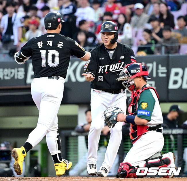 [OSEN=광주, 최규한 기자] 17일 오후 광주-기아 챔피언스필드에서 ‘2025 신한 SOL Bank KBO리그’ KIA 타이거즈와 KT 위즈의 경기가 열렸다.홈팀 KIA는 양현종, 방문팀 KT는 윌리엄 쿠에바스를 선발투수로 내세웠다.2회초 무사 1루 상황 KT 황재균이 선제 좌월 투런포를 날리고 홈을 밟으며 장성우와 기뻐하고 있다. 2025.04.17 / dreamer@osen.co.kr