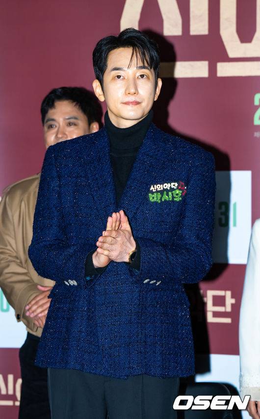 [OSEN=박준형 기자] 8일 오전 서울 용산아이파크몰 내 용산 CGV에서 영화 '신의 악단' 제작보고회가 진행됐다.‘신의악단’은 북한에 외화벌이를 위해 가짜 찬양단이 창설되며 벌어지는 이야기를 그린 작품으로 이날 제작보고회에는 김형협&nbsp;감독과 배우 박시후, 정진운,&nbsp;태항호,&nbsp;장지건,&nbsp;한정완,&nbsp;문경민, 고혜진, 최선자, 서동원, 강승완, 신한결이 참석했다. 배우 박시후가 인사를 하고 있다.    2025.12.08 / soul1014@osen.co.kr