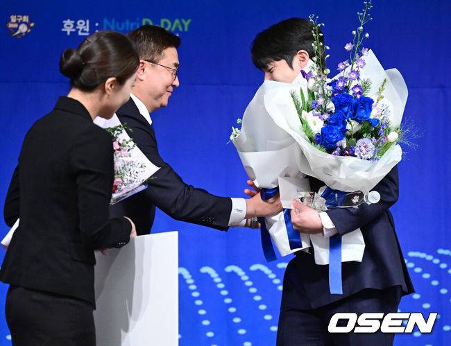 [OSEN=최규한 기자] 8일 오전 서울 청담동 리베라호텔에서 ‘2025 일구상 시상식’이 열렸다.이번 일구상은 최고 투수상 삼성 원태인, 최고 타자상 키움 송성문, 신인왕으로 KT 안현민 등을 선정했다.삼성 원태인이 최고 투수상을 수상한 뒤 이종열 삼성 단장의 축하를 받고 있다. 2025.12.08 / dreamer@osen.co.kr