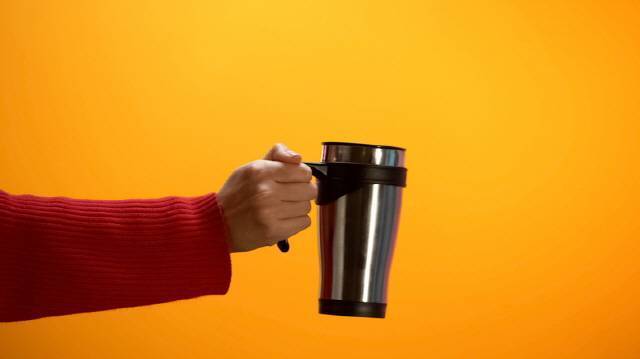 소비자가 코팅 상태를 주기적으로 확인하고 적절한 시기에 교체할 때, 텀블러는 비로소 친환경적이고 안전한 생활도구가 된다. 게티이미지