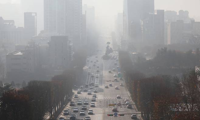 초미세먼지 농도가 '나쁨' 수준을 보이고 있는 7일 서울 강남 도심이 뿌옇게 보이고 있다. 이제원 선임기자