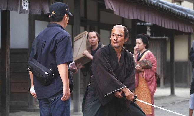 야스다 준이치 감독의 ‘사무라이 타임슬리퍼’는 에도 시대 말기 사무라이가 현대 시대극 촬영 세트장으로 타임슬립하며, ‘죽는 사무라이 연기’를 전문으로 하는 시대극 단골 배우로 활약하게 되는 과정을 담은 시간여행 코미디다. 서울독립영화제 제공