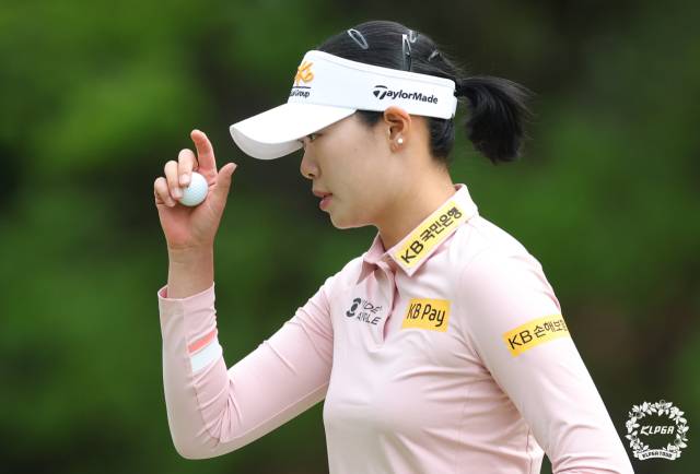 갤러리에게 인사하고 있는 방신실. 사진 제공=KLPGA