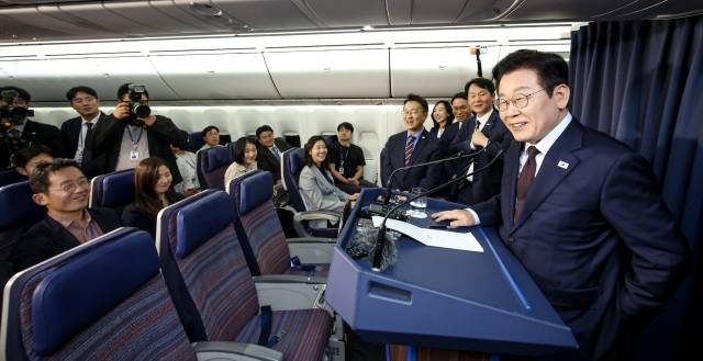 이재명 대통령이 지난 23일(현지시간) G20 정상회의 일정을 마치고 남아프리카공화국에서 다음 방문지인 튀르키예로 향하는 공군 1호기에서 순방 기내 기자간담회를 하고 있다. 연합뉴스