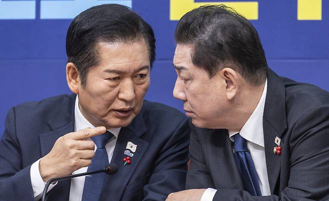 정청래 더불어민주당 대표(왼쪽)와 김병기 원내대표가 8일 국회에서 열린 최고위원회의 도중 대화하고 있다. ⓒ연합뉴스