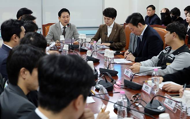 8일 국회 의원회관에서 국민의힘 정책위원회·환경노동위원회 공동 주최로 열린 청년 노동정책 토론회에서 장동혁 대표가 인사말을 하고 있다. ⓒ연합뉴스