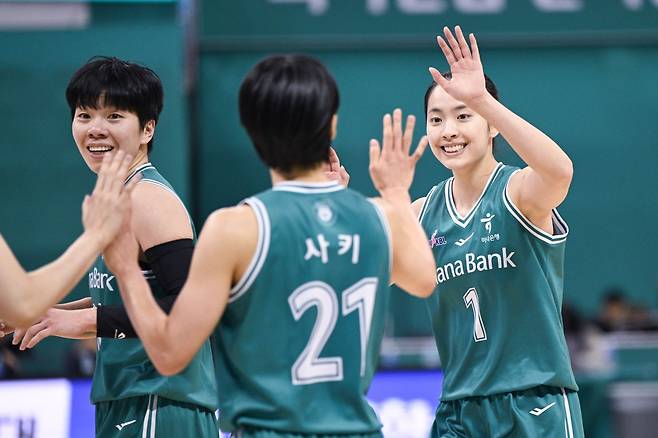 하나은행 박소희(오른쪽 첫 번째)는 8일 부천서 열린 신한은행과 홈경기서 3점슛 4개로 20점을 올렸다. 그는 개인 한 경기 최다 3점슛 성공 타이기록을 세우며 5연승에 힘을 보탰다. 사진제공｜WKBL