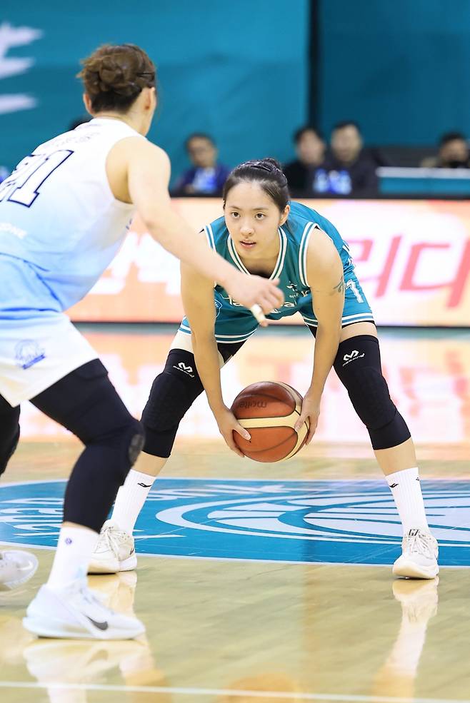 하나은행 박소희(뒤)는 8일 부천서 열린 신한은행과 홈경기서 3점슛 4개로 20점을 올렸다. 그는 개인 한 경기 최다 3점슛 성공 타이기록을 세우며 5연승에 힘을 보탰다. 사진제공｜WKBL