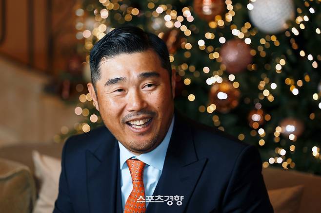 이호준 NC 감독이 지난 2일 서울 라움아트센터에서 프로야구대상 시상식을 마치고 인터뷰하 중 웃고 있다. 정지윤 선임기자