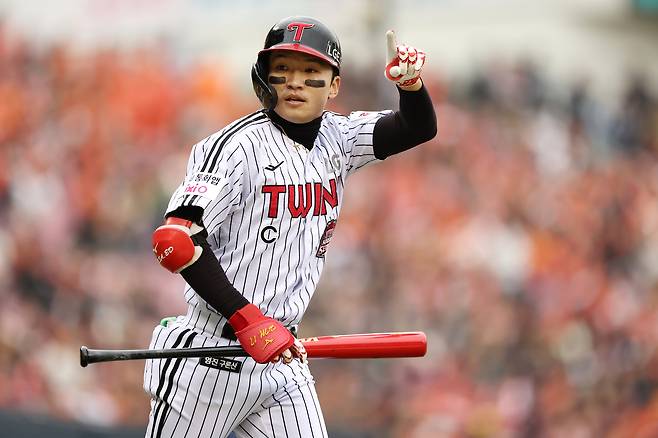 LG 박해민이 10월 26일 잠실에서 열린 한화와 한국시리즈 1차전 5회말 홈런을 치고 기뻐하고 있다. 연합뉴스