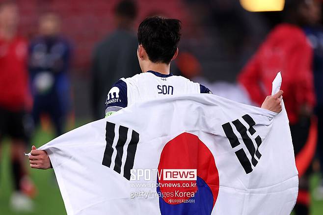 ▲ 토트넘 전문매체 ‘스퍼스 아미’에 따르면, 런던 하이로드 일대에 찰칵 세리머니를 형상화한 그래피티가 나타나기 시작했다. 일부 영상에서는 ‘SON SEVEN LEGEND’라는 문구까지 확인됐고 태극기도 손흥민의 벽화에 그려질 것으로 알려졌다.