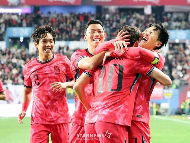 대표팀 주장 손흥민이 11월 14일 대전월드컵경기장에서 열린  대한민국축구대표팀과 볼리비아(FIFA 랭킹 76위)와의 친선경기에서 후반전 초반 프리킥을 성공시킨 후 센추리클럽에 가입한 이재성에 공을 돌리고 있다. /사진=강영조 선임기자
