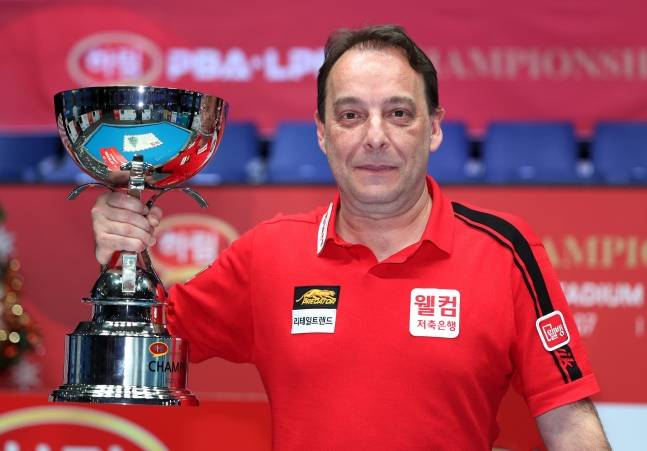 산체스가 우승 트로피를 들어올리고 있다. /사진=PBA 투어 제공