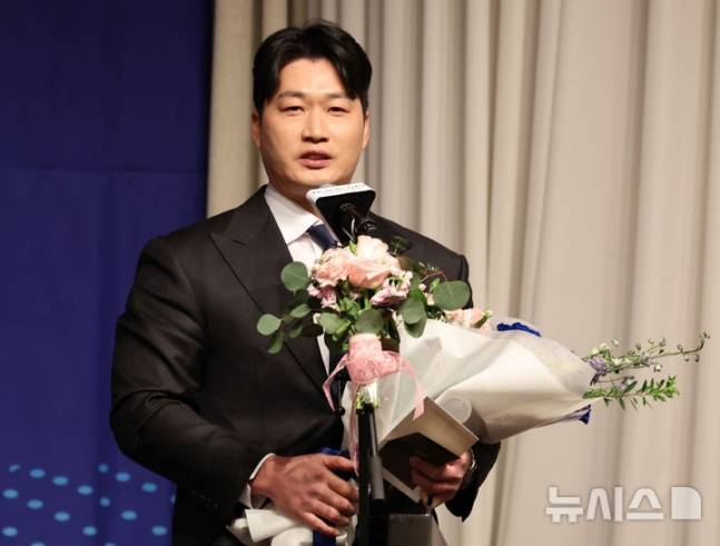 오승환이 8일 2025년 뉴트리디데이 일구상에서 일구대상을 수상하고 소감을 밝히고 있다. /사진=뉴시스