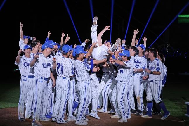 삼성 동료들이 오승환의 은퇴식에서 오승환(가운데)을 헹가래 치고 있다./사진=삼성 라이온즈 제공