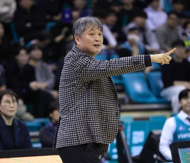 이상범 감독이 8일 신한은행전 도중 지시를 하고 있다. /사진=WKBL