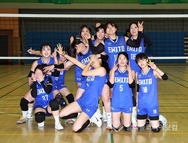 엑시토 여자부 2년 연속 우승, 2025 서울시민리그 배구대회 팀 단체사진 모습.2025.12.06.
