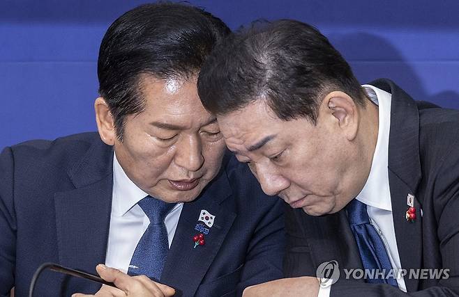 대화하는 민주당 지도부 (서울=연합뉴스) 황광모 기자 = 더불어민주당 정청래 대표와 김병기 원내대표가 8일 국회에서 열린 최고위원회의 도중 대화하고 있다. 2025.12.8 hkmpooh@yna.co.kr