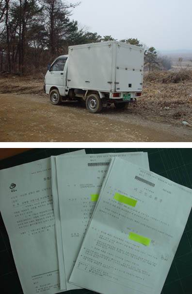 2005년 화성시 장덕동 비포장 도로변에 세워진 숨진 청각장애인 김씨의 0.5t 트럭. /경인일보DB