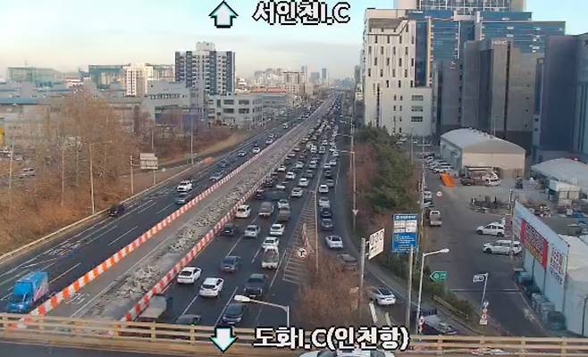 9일 오전 8시 30분께 인천대로 도화IC(인천항) 방면에서 서인천IC로 넘어가는 구간의 모습. 정체가 계속되고 있다. 사진=네이버지도 CCTV