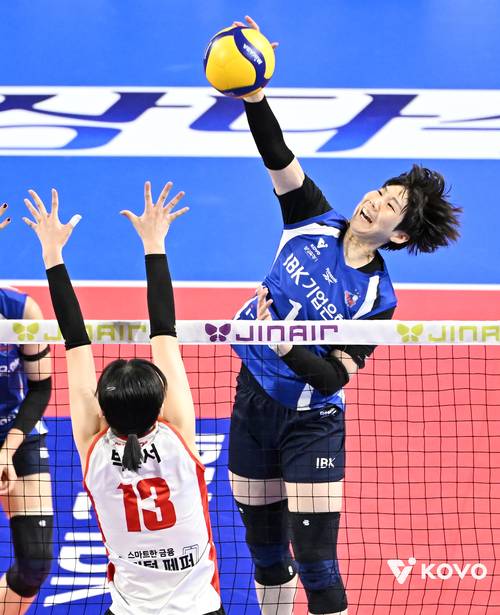 지난 10월 24일 화성종합실내체육관에서 열린 진에어 2025~2026 V리그 여자부 페퍼저축은행과의 홈경기서 이소영이 공격을 시도하고 있다. 사진=한국배구연맹