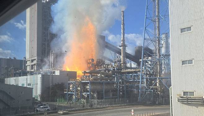 9일 오후 2시 43분께 한국서부발전 태안화력발전소 후문 쪽에서 폭발음과 함께 화재가 발생했다. /사진=연합뉴스