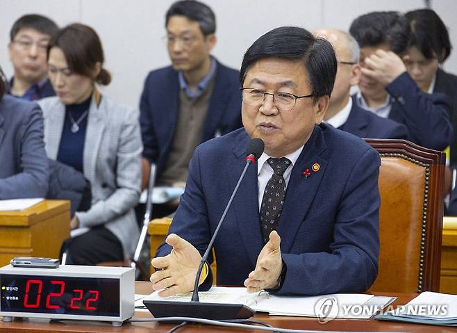 최교진 교육부 장관이 9일 국회 교육위원회 전체 회의에 출석해 의원 질의에 답하고 있다. /사진=연합뉴스