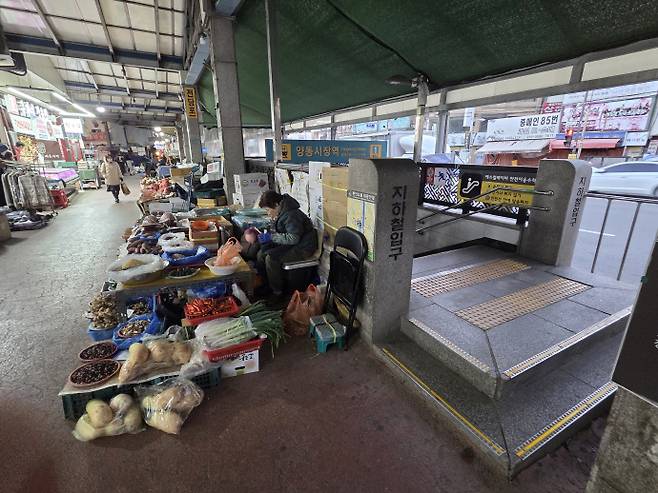 9일 오전 11시께 광주광역시 서구 양동시장 지하철역 1번 출구. 바로 앞에서 농산물을 팔던 정선희 씨(65·여)는 이곳에 생길 '지상 엘리베이터'에 기대감을 드러내며 웃음 지었다. /임지섭 기자 ljs@namdonews.com
