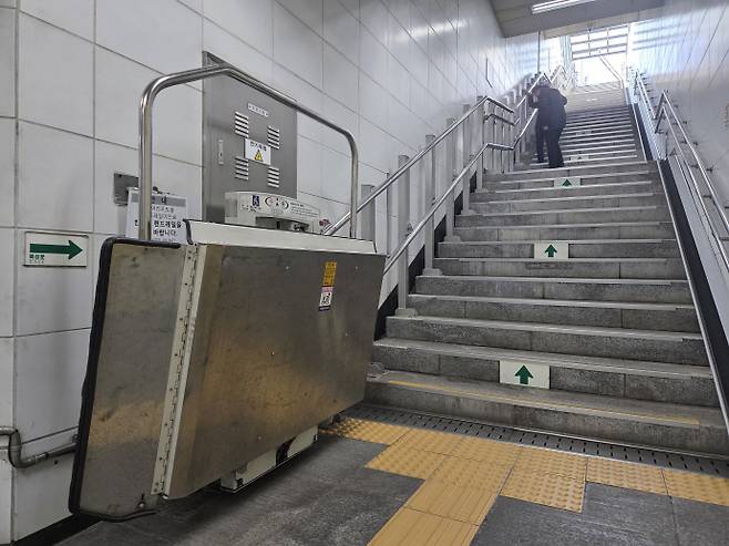 양동시장역 3번 출구에 설치된 장애인 이동시설 '휠체어 리프트'. /임지섭 기자 ljs@namdonews.com