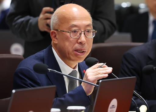 조원철 법제처장이 9일 서울 용산 대통령실에서 열린 국무회의에서 이재명 대통령의 질문에 답변하고 있다. /연합뉴스 제공