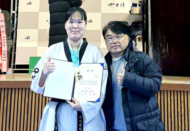 우석대학교 태권도부 정유나가 ‘2025 전국남여우수선수선발대회’에서 금메달을 획득하고 기념촬영을 하고 있다. 우석대 제공