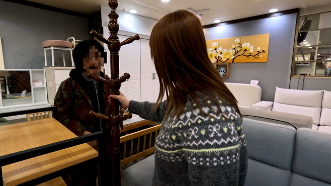 만능배달꾼이 가구거리에서 행거를 구매하고 있다.