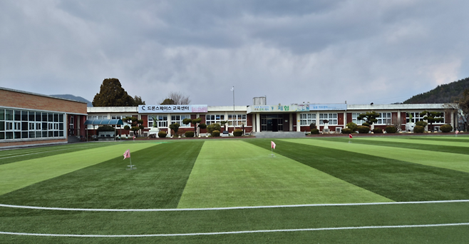 학생 수 감소로 지난 2012년 폐교된 봉월초등학교 건물을 현재는 주민들이 활용하고 있다.