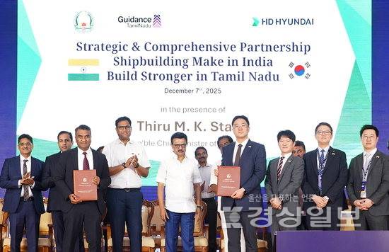 ▲ HD현대는 최근 인도 타밀나두 주 정부 투자청과 '신규 조선소 건설에 관한 배타적 업무협약'을 체결했다고 8일 밝혔다. 앞줄 왼쪽부터 다레즈 아하메드 주 투자청장, 라자 주 산업부 장관, 스탈린 주 총리, 최한내 HD한국조선해양 기획부문장. HD현대 제공