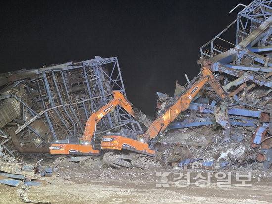 ▲ 울산화력발전소 보일러 타워 붕괴 사고현장에서 중장비를 동원한 수색 작업이 밤낮없이 이어지고 있는 모습. 경상일보 자료사진