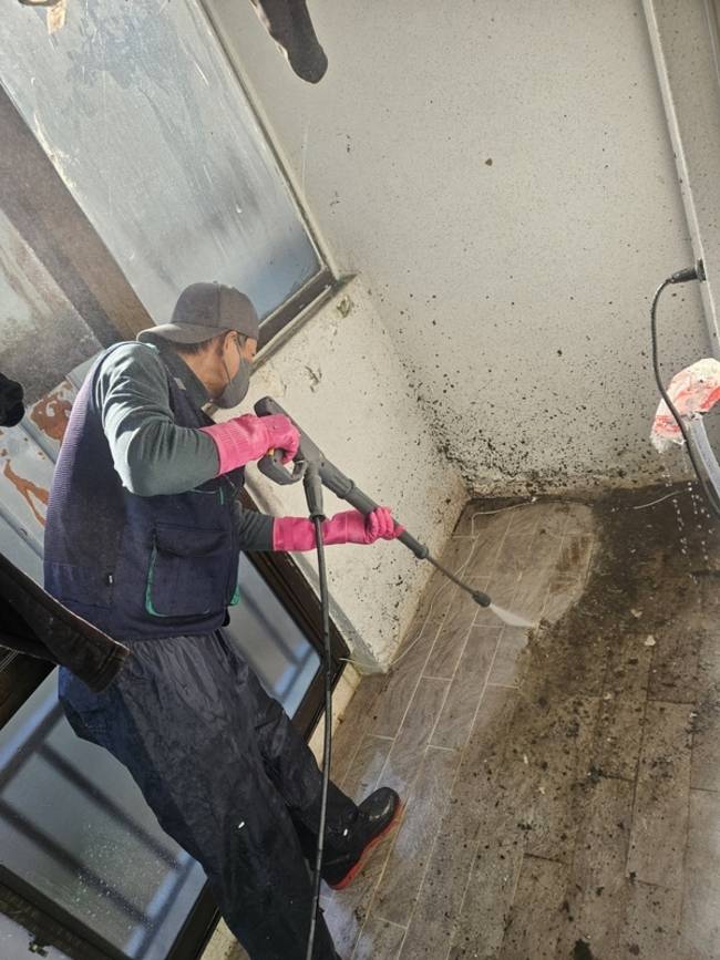 사회적협동조합 마산지역희망자활센터에서 일하는 이창욱 씨가 저장강박증이 있는 한 창원시민 집에서 청소를 하고 있다. /마산지역희망자활센터