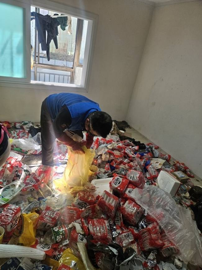 사회적협동조합 마산지역희망자활센터에서 일하는 김병진 씨가 저장강박증 가정집에서 청소하고 있다. /마산지역희망자활센터