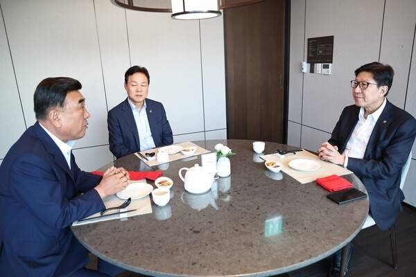 박완수 경남도지사, 박형준 부산시장, 김두겸 울산시장이 7월 2일 오후 7시 김해 롯데호텔앤리조트에서 '부울경 시도지사 지역 현안 간담회'를 하고 있다. /경남도