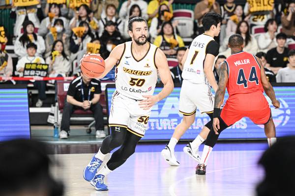 창원LG 아셈 마레이가 9일 창원체육관에서 열린 몽골 자크 브롱코스와 경기에서 드리블하고 있다. /EASL