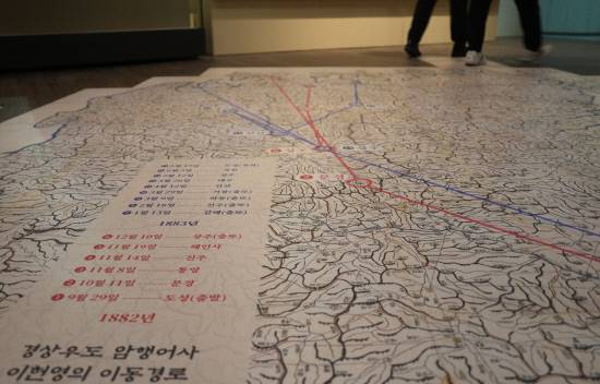 '암행어사, 백성의 곁에 서다' 전시 3부. 경상우도 암행어사 이헌영이 1882년(고종19) 9월 29일 도성을 출발해 이듬해 1월 13일 김해, 2월 18일 진주, 3월 9일 하동, 3월 29일 거창에서 출또하는 등 그가 거쳐간 길을 바닥에 그래픽으로 표시했다. 백지영기자