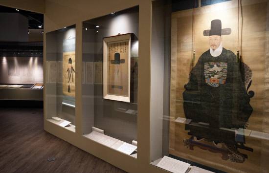 '암행어사, 백성의 곁에 서다' 전시 3부. 보물로 지정된 박문수 초상 등 암행어사들의 초상 뒤로 문헌에 남은 암행어사 출또 장면이 소개돼 있다. 백지영기자