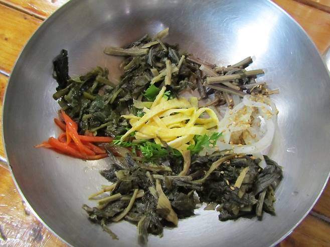 울릉도산 나물로 만든 비빔 재료.