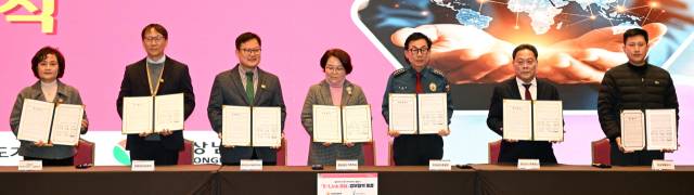 9일 창원컨벤션센터에서 열린 결혼이민자 통·번역지원단 ‘K-Link 경남’ 출범식에서 관계기관 대표들이 협약서를 들고 기념촬영을 하고 있다./성승건 기자/