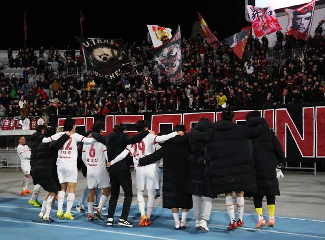8일 수원종합운동장에서 열린 프로축구 승강 플레이오프 2차전 수원FC와 부천FC의 경기. 3대2로 승리하며 1부 승격한 부천FC 선수들이 팬들과 함께 기뻐하고 있다. 사진=연합뉴스