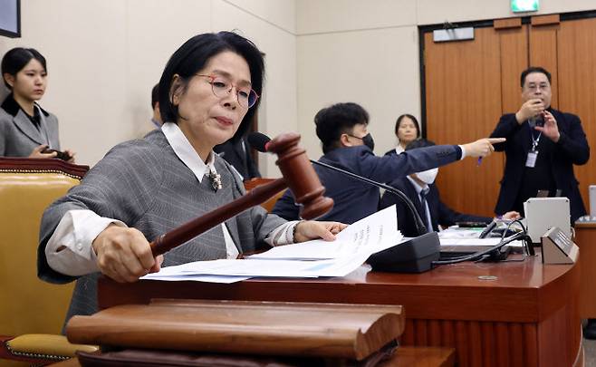 9일 국회에서 열린 국회 과학기술정보방송통신위원회 제19차 전체회의에서 최민희 위원장이 의사봉을 두드리고 있다. (사진=연합)
