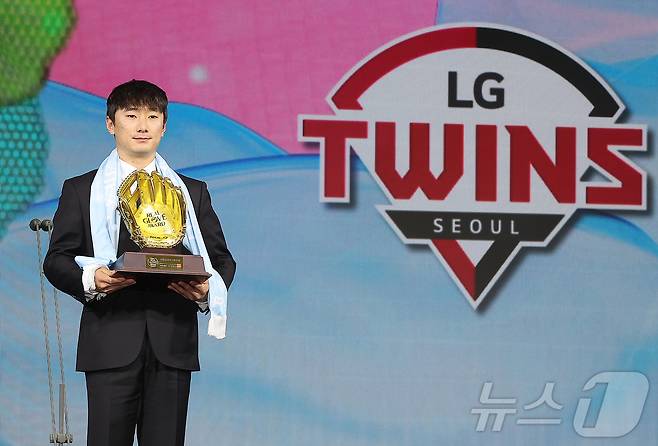 생애 첫 골든글러브 수상을 노리는 신민재. 사진은 선수협 주최 리얼글러브 어워드에서 2루수 부문 상을 받은 모습. / 뉴스1 DB ⓒ News1 김진환 기자