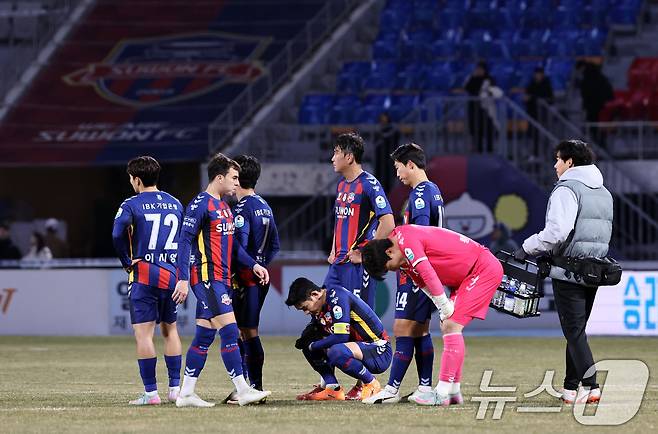 8일 오후 경기 수원시 장안구 수원종합경기장에서 열린 하나은행 K리그 승강 플레이오프(PO) 2차전 수원FC와 부천FC의 경기, 부천FC에 2대 3으로 패하며 강등을 확정지은 수원FC 선수들이 아쉬움을 삼키고 있다. 2025.12.8/뉴스1 ⓒ News1 구윤성 기자